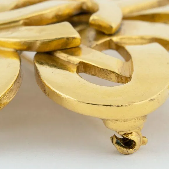 CHANEL Gold Love Brooch - Picture 11 of 12